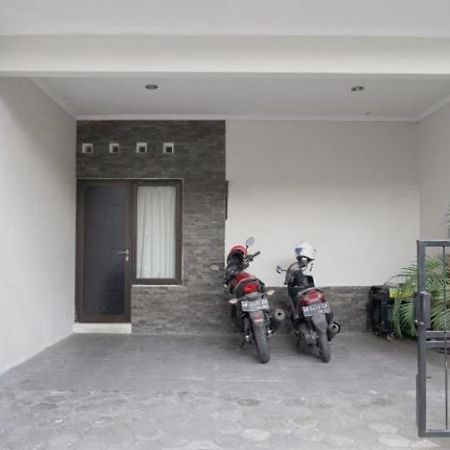 Dparagon Pamela 3 Ostello Yogyakarta Esterno foto